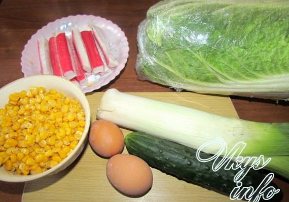 Салат з крабовими паличками, пекінською капустою, кукурудзою та яйцями.