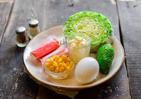 Салат з крабовими паличками, пекінською капустою, кукурудзою та яйцями.